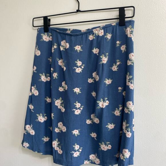 American Eagle Floral Mini Skirt - Size Small - Trendy & Chic - Picture 6 of 9